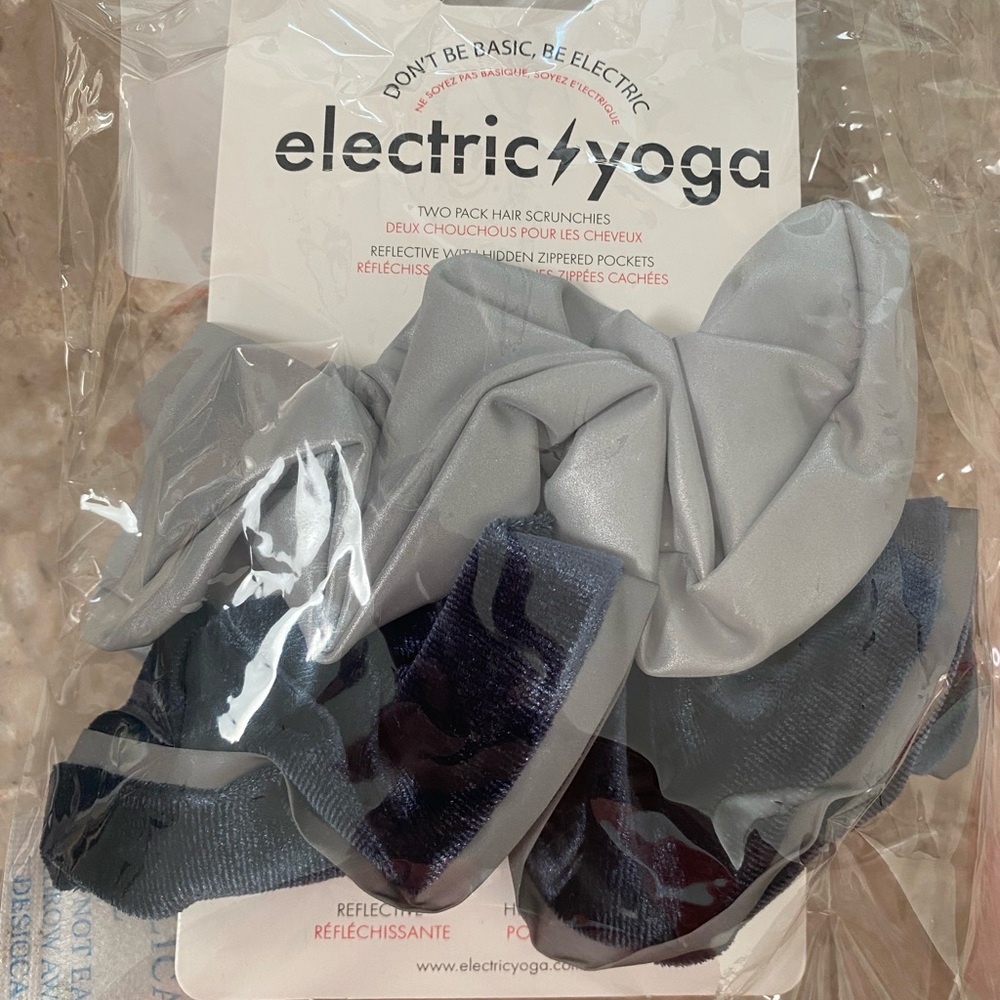 REFLECTIVE SCRUNCHIES WITH POCKETS - Picture 3 of 4